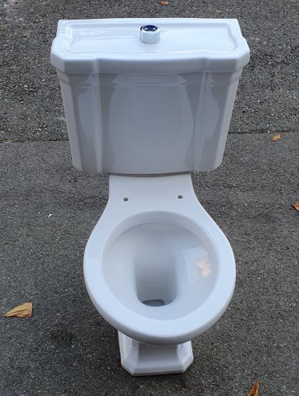 Stand- WC Geberit, mit aufgesetztem Spülkasten